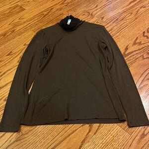 Gender Bias Woman’s Brown Turtleneck Long Sleeve Size M